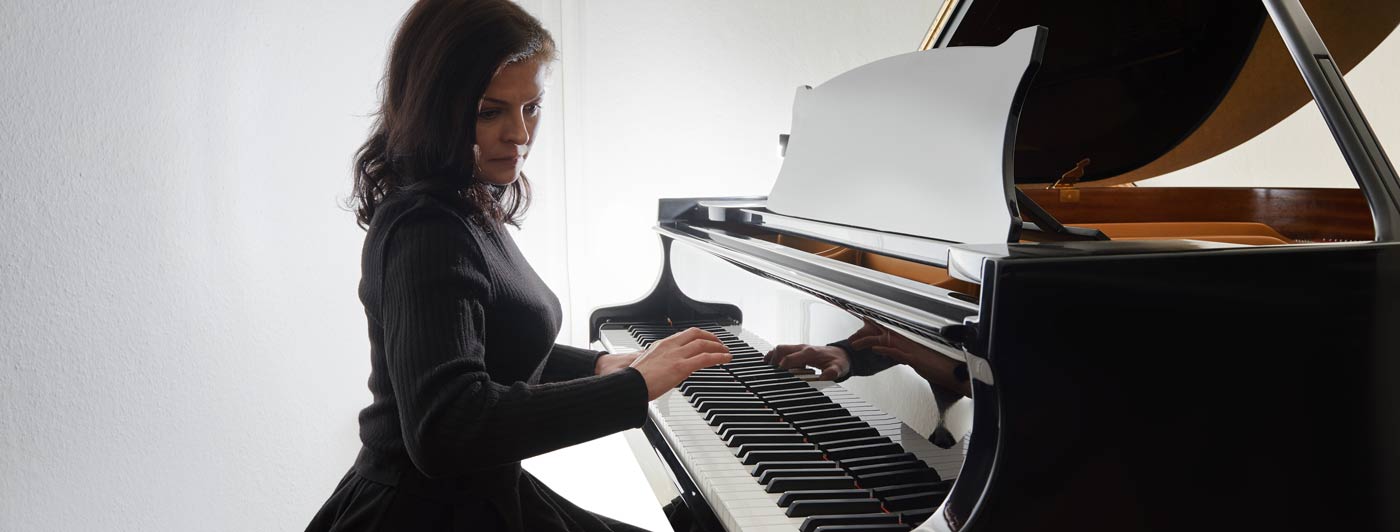 Pianelli Flügel Ratgeber Frau spielt an einem Flügel