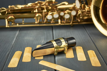 Warum ist das Saxophon ein Holzblasinstrument? Warum ist das Saxophon ein Holzblasinstrument?