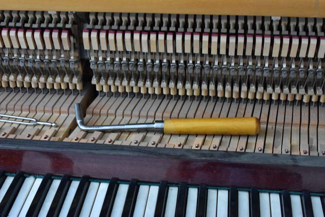 Warum ist das Klavier verstimmt? Stimmschlüssel und Stimmgabel in einem Klavier